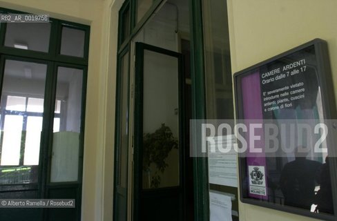 police patrol in death chamber of an hospital for funeral service firm scandal in italy - blitz guardi di finanza alle camere mortuarie ospedale mauriziano torino per scandalo pompe funebri. ©Alberto Ramella/Rosebud2