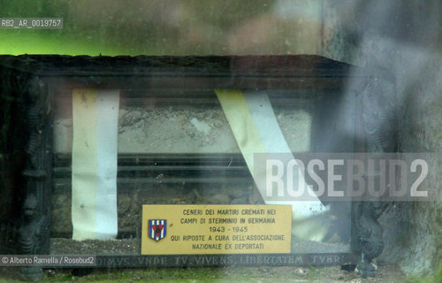 torino, cimitero generale.monumeto ai militari italiani caduti nei lager nazisti, urna con ceneri di militari cremati nei campi nazisti in germania durante la seconda guerra mondiale ©Alberto Ramella/Rosebud2