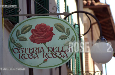 europe, italy, piemonte, cherasco (CN), an old little town in piemonte famous for the napoleonic heritage and the antiquary street market, ©Alberto Ramella/Rosebud2