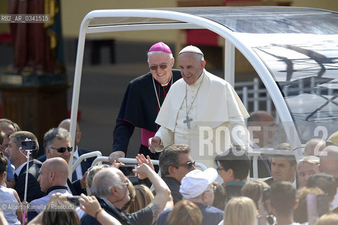 Filippo Alfero, 21.06.15, Torino, Papa Francesco celebra la messa in Piazza Vittorio, nella foto: Papa Francesco e Cesare Nosiglia sulla papamobile ©Alberto Ramella/Rosebud2