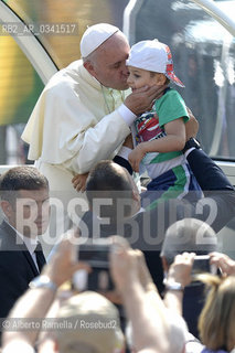 Filippo Alfero, 21.06.15, Torino, Papa Francesco celebra la messa in Piazza Vittorio, nella foto: Papa Francesco bacia un bimbo ©Alberto Ramella/Rosebud2