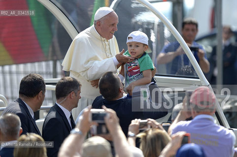 Filippo Alfero, 21.06.15, Torino, Papa Francesco celebra la messa in Piazza Vittorio, nella foto: Papa Francesco e Cesare Nosiglia sulla papamobile ©Alberto Ramella/Rosebud2