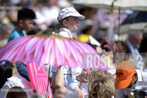 Filippo Alfero, 21.06.15, Torino, Papa Francesco celebra la messa in Piazza Vittorio, nella foto: un bimbo sulle spalle del papà ©Alberto Ramella/Rosebud2