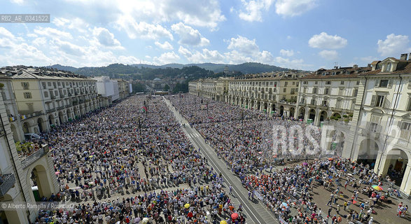 Filippo Alfero, 21.06.15, Torino, Papa Francesco celebra la messa in Piazza Vittorio, nella foto: folla in piazza Vittorio gremita durante la messa celebrata da Papa Francesco ©Alberto Ramella/Rosebud2