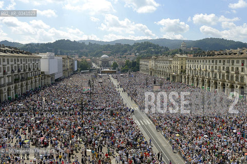 Filippo Alfero, 21.06.15, Torino, Papa Francesco celebra la messa in Piazza Vittorio, nella foto: folla in piazza Vittorio gremita durante la messa celebrata da Papa Francesco ©Alberto Ramella/Rosebud2