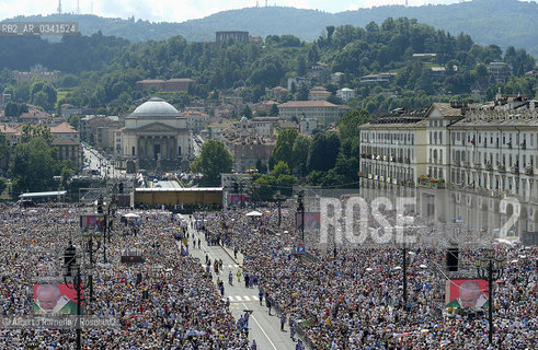 Filippo Alfero, 21.06.15, Torino, Papa Francesco celebra la messa in Piazza Vittorio, nella foto: folla in piazza Vittorio gremita durante la messa celebrata da Papa Francesco ©Alberto Ramella/Rosebud2