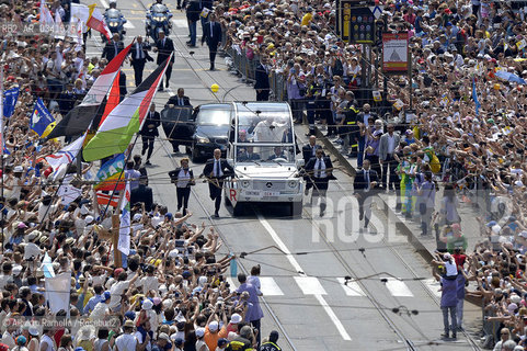 Filippo Alfero, 21.06.15, Torino, Papa Francesco celebra la messa in Piazza Vittorio, nella foto: Papa Francesco sulla papamobile passa tra la folla in Piazza Vittorio ©Alberto Ramella/Rosebud2