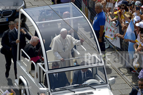 Filippo Alfero, 21.06.15, Torino, Papa Francesco celebra la messa in Piazza Vittorio, nella foto: Papa Francesco sulla papamobile passa tra la folla in Piazza Vittorio ©Alberto Ramella/Rosebud2