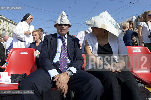 Filippo Alfero, 21.06.15, Torino, Papa Francesco celebra la messa in Piazza Vittorio, nella foto: fedeli in Piazza Vittorio si proteggono dal sole ©Alberto Ramella/Rosebud2