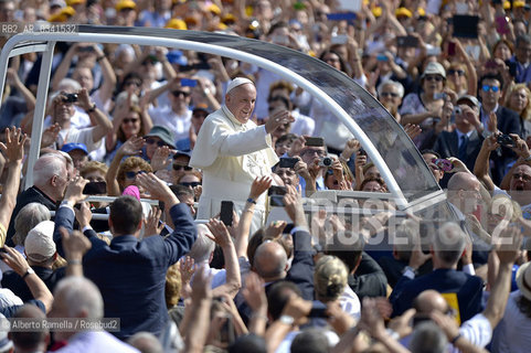 Filippo Alfero, 21.06.15, Torino, Papa Francesco celebra la messa in Piazza Vittorio, nella foto: Papa Francesco sulla papamobile passa tra la folla in Piazza Vittorio ©Alberto Ramella/Rosebud2