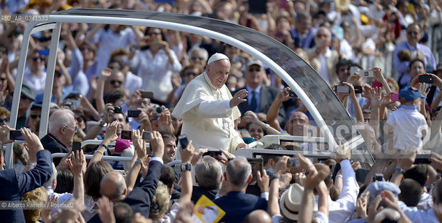 Filippo Alfero, 21.06.15, Torino, Papa Francesco celebra la messa in Piazza Vittorio, nella foto: Papa Francesco sulla papamobile passa tra la folla in Piazza Vittorio ©Alberto Ramella/Rosebud2