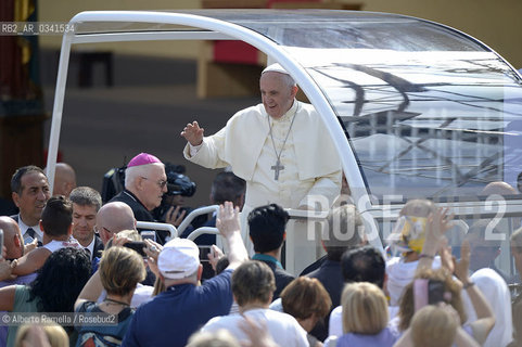 Filippo Alfero, 21.06.15, Torino, Papa Francesco celebra la messa in Piazza Vittorio, nella foto: Papa Francesco sulla papamobile passa tra la folla in Piazza Vittorio ©Alberto Ramella/Rosebud2