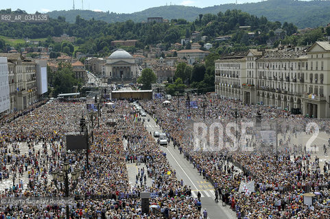 Filippo Alfero, 21.06.15, Torino, Papa Francesco celebra la messa in Piazza Vittorio, nella foto: Papa Francesco sulla papamobile passa tra la folla in Piazza Vittorio ©Alberto Ramella/Rosebud2