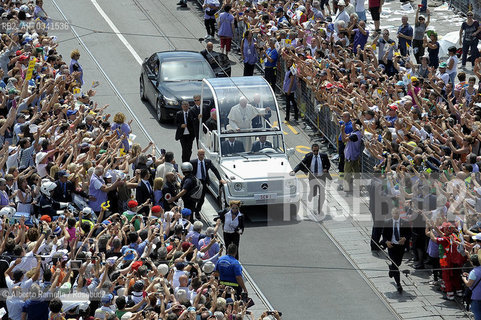 Filippo Alfero, 21.06.15, Torino, Papa Francesco celebra la messa in Piazza Vittorio, nella foto: Papa Francesco sulla papamobile passa tra la folla in Piazza Vittorio ©Alberto Ramella/Rosebud2