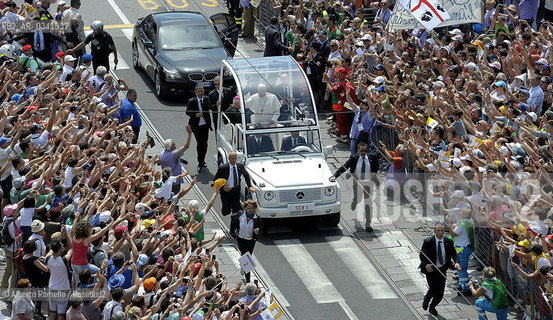 Filippo Alfero, 21.06.15, Torino, Papa Francesco celebra la messa in Piazza Vittorio, nella foto: Papa Francesco sulla papamobile passa tra la folla in Piazza Vittorio ©Alberto Ramella/Rosebud2