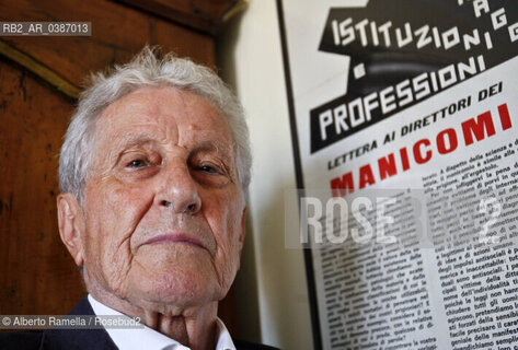 Annibale CROSIGNANI, psicoanalista, medico, fautore della chiusura dei manicomi,nella sua casa a Torino ©Alberto Ramella/Rosebud2