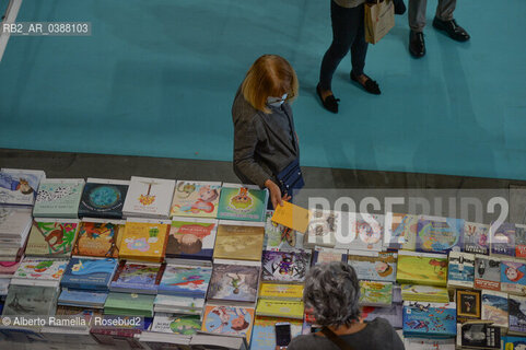 14.10.21, TORINO, LINGOTTO, SALONE DEL LIBRO 2021 - DAY#1 - NELLA FOTO:  VISITATORI VISITNAO GLI STAND INDOSSANDO LA MASCHERINA ©Alberto Ramella/Rosebud2