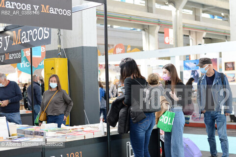 14.10.21, TORINO, LINGOTTO, SALONE DEL LIBRO 2021 - DAY#1 - NELLA FOTO:  VISITATORI VISITANO GLI STAND INDOSSANDO LA MASCHERINA DI SICUREZZA ©Alberto Ramella/Rosebud2