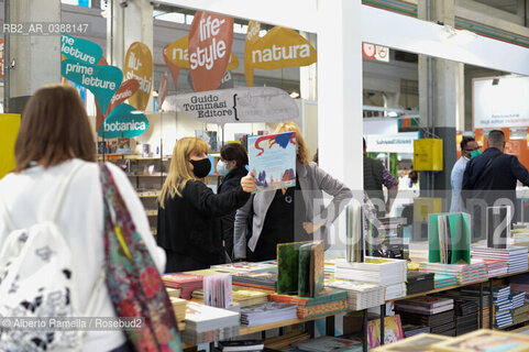 14.10.21, TORINO, LINGOTTO, SALONE DEL LIBRO 2021 - DAY#1 - NELLA FOTO:  VISITATORI VISITANO GLI STAND INDOSSANDO LA MASCHERINA DI SICUREZZA ©Alberto Ramella/Rosebud2