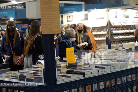 15.10.21, TORINO, LINGOTTO, SALONE DEL LIBRO 2021 - DAY#2 - NELLA FOTO:  VISITATORI TRA GLI STAND INDOSSANO LA MASCHERINA ©Alberto Ramella/Rosebud2