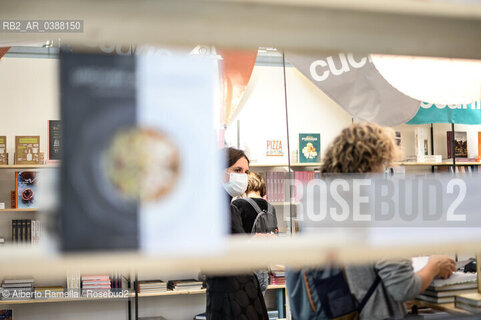 14.10.21, TORINO, LINGOTTO, SALONE DEL LIBRO 2021 - DAY#1 - NELLA FOTO:  VISITATORI VISITANO GLI STAND INDOSSANDO LA MASCHERINA DI SICUREZZA ©Alberto Ramella/Rosebud2