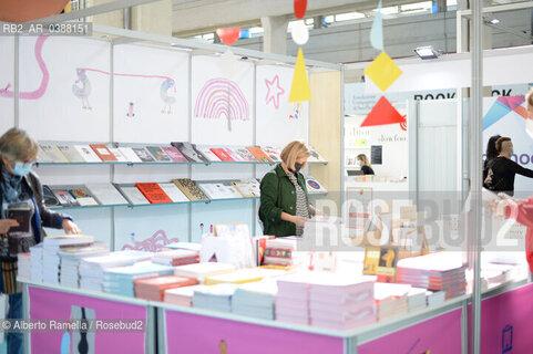 14.10.21, TORINO, LINGOTTO, SALONE DEL LIBRO 2021 - DAY#1 - NELLA FOTO:  VISITATORI VISITANO GLI STAND INDOSSANDO LA MASCHERINA DI SICUREZZA ©Alberto Ramella/Rosebud2