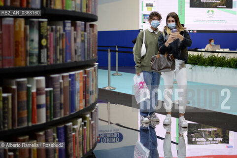 14.10.21, TORINO, LINGOTTO, SALONE DEL LIBRO 2021 - DAY#1 - NELLA FOTO:  VISITATORI VISITANO GLI STAND INDOSSANDO LA MASCHERINA DI SICUREZZA ©Alberto Ramella/Rosebud2