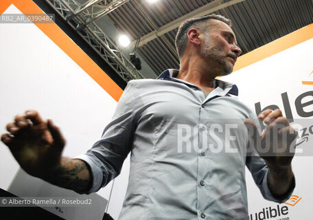 23/05/22, Torino, Lingotto, Salone Internazionale del Libro 2022 - nella foto: Filippo Neviani, cantante, in arte NEK, presenta il libro audible a mani nude allo stand Amazon. ©Alberto Ramella/Rosebud2