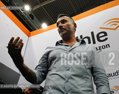 23/05/22, Torino, Lingotto, Salone Internazionale del Libro 2022 - nella foto: Filippo Neviani, cantante, in arte NEK, presenta il libro audible a mani nude allo stand Amazon. ©Alberto Ramella/Rosebud2