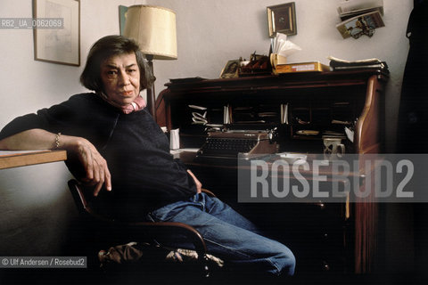 American writer Patricia Highsmith at home and in the train between Lugano and Zurich. Lugano, September 5, 1987 - ©Ulf Andersen/Rosebud2