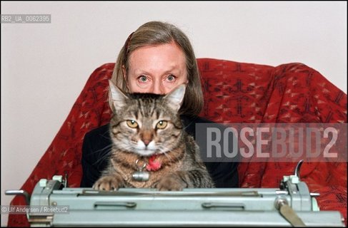 Italian writer Fleur Jaeggy with her cat. Milano, November 25, 2001 - ©Ulf Andersen/Rosebud2