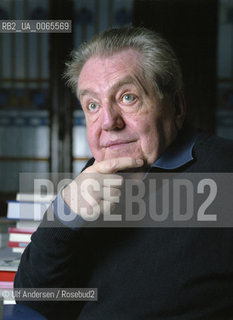 Italian writer Giuseppe Pontiggia, (1934-2003) at home. Milano, January 18, 2001 - ©Ulf Andersen/Rosebud2