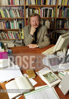 German philosopher Peter Sloterdijk at home. Karlsruhe, december 18, 2002 - ©Ulf Andersen/Rosebud2