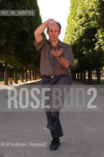 American writer Madison Smart Bell doing Tai Chi between his appointments. Paris, May 24, 2005 - ©Ulf Andersen/Rosebud2