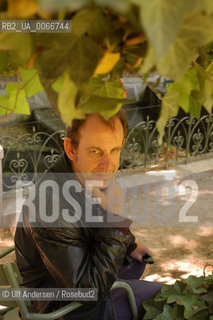 American writer Madison Smart Bell doing Tai Chi between his appointments. Paris, May 24, 2005 - ©Ulf Andersen/Rosebud2