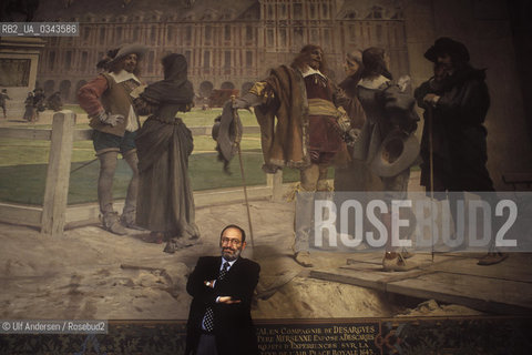 Umberto Eco in La Sorbonne University, Paris, poses in front of a paintings representing Descartes and Pascal at Place Royale. ©Ulf Andersen/Rosebud2