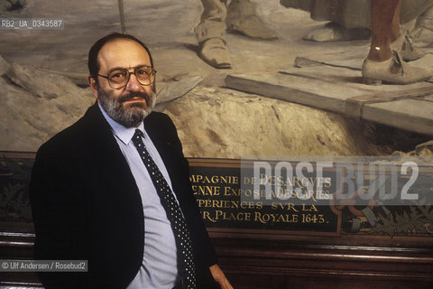 Umberto Eco in La Sorbonne University, Paris, poses in front of a paintings representing Descartes and Pascal at Place Royale. ©Ulf Andersen/Rosebud2